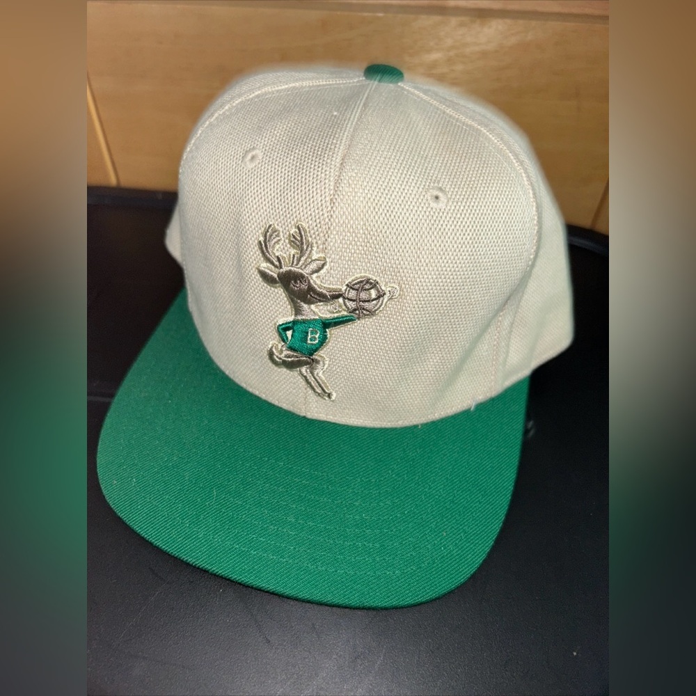 Mitchell & Ness Milwaukee Bucks 7 1/8 fitted hat